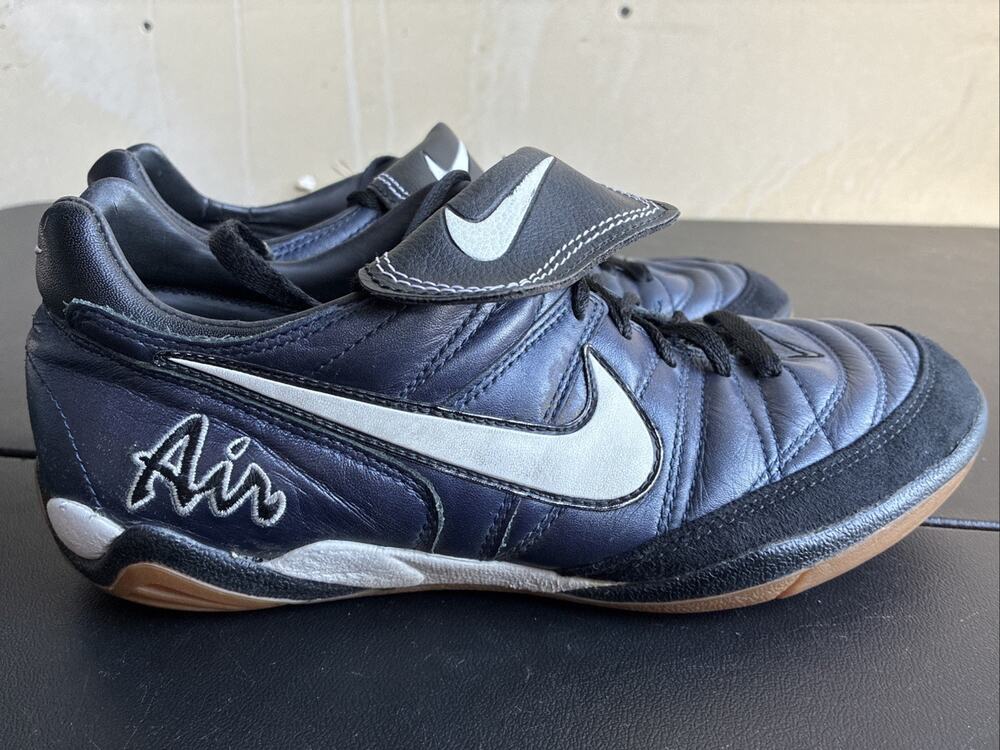 90s vintage nike soccer shoes Nike Brasilia Size 8 Indoor Soccer